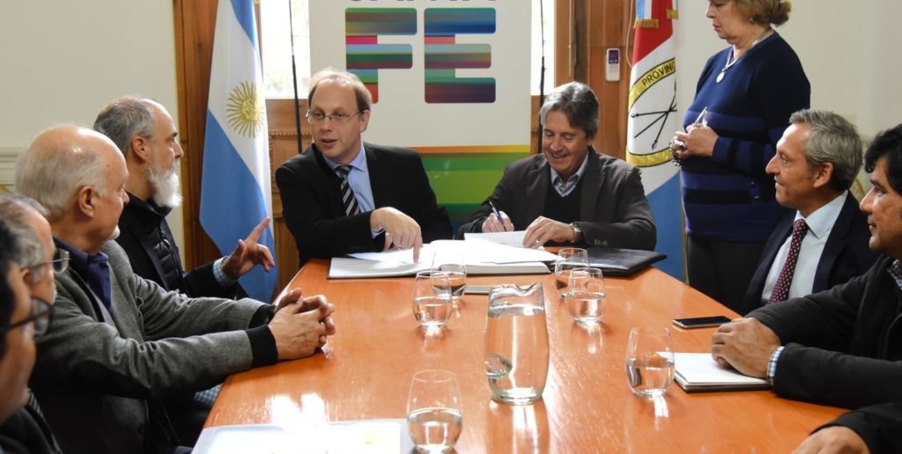 Firmaron contratos para extender hasta Rafaela el acueducto Desvío Arijón 