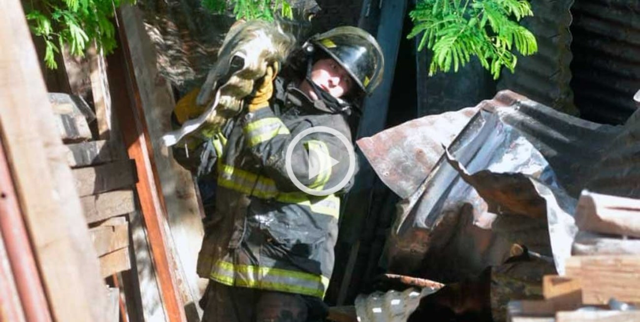 Video: así fue el incendio que estalló en una maderera de Colastiné Norte