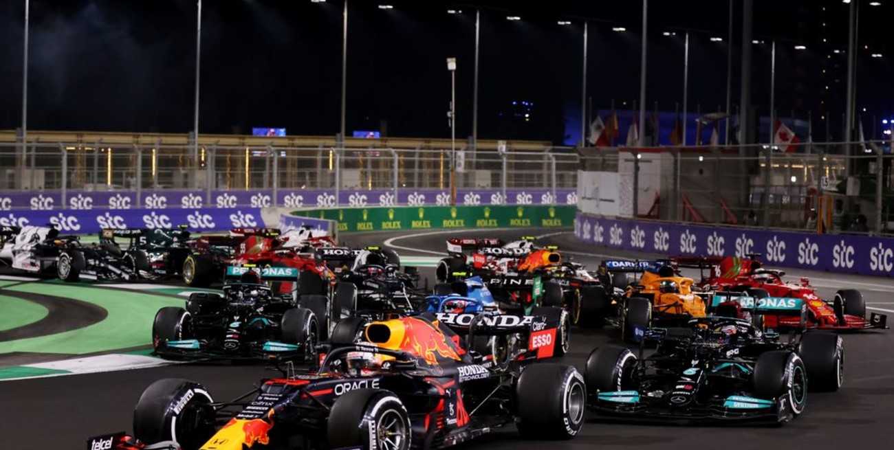 Hamilton ganó un accidentado GP de Arabia Saudita e igualó a Verstappen a falta de una carrera