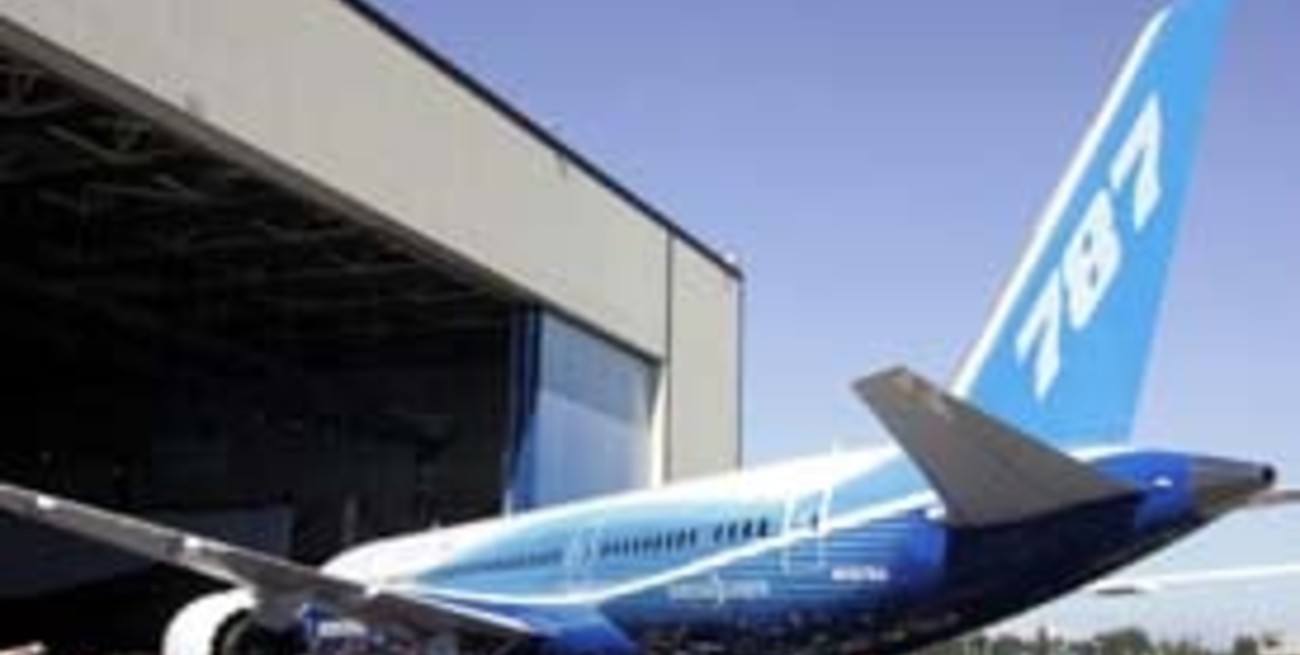 Boeing presentó su 787 Dreamliner 