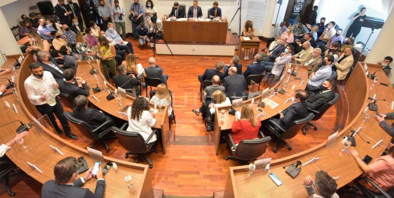 Concejo y jueves de "gala legislativa": juraron y asumieron los nuevos concejales de Santa Fe