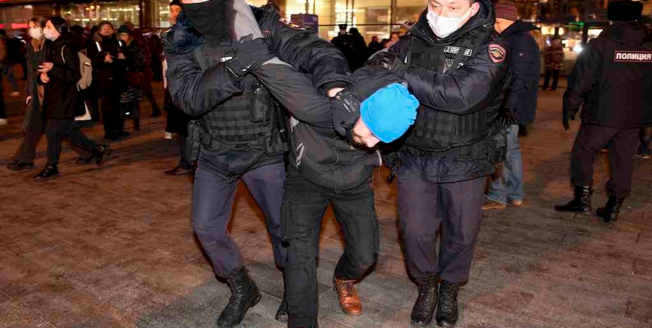 Más de 1.500 detenidos en Rusia durante las multitudinarias protestas contra la guerra en Ucrania