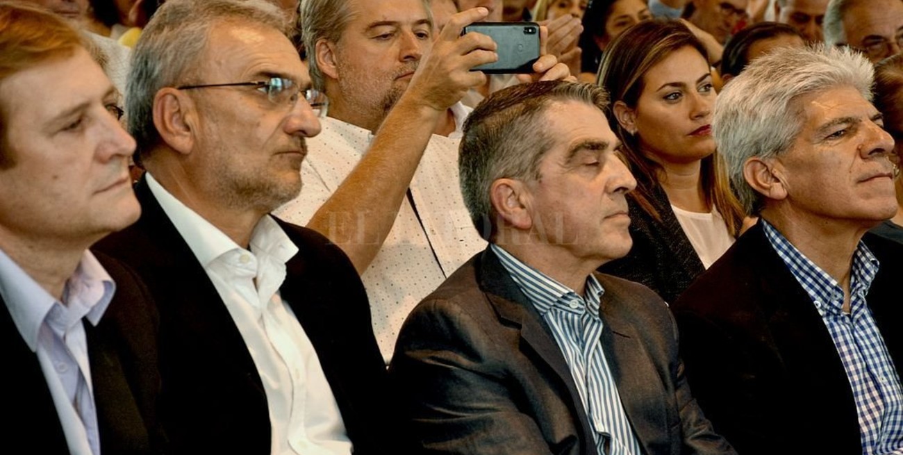 Asado y extensa sobremesa de Perotti con los senadores del PJ