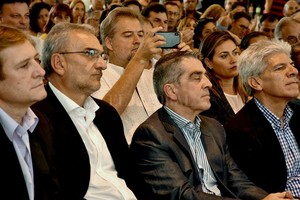 Archivo El Litoral / Guillermo Di Salvatore En noviembre de 2019 eran muy tirantes las relaciones entre dos fracciones de la bancada del justicialismo. Cornaglia, Calvo, Traferri y Baucero, en primera fila escuchan a Omar Perotti. A sus espaldas, Roberto Mirabella toma una fotografía.