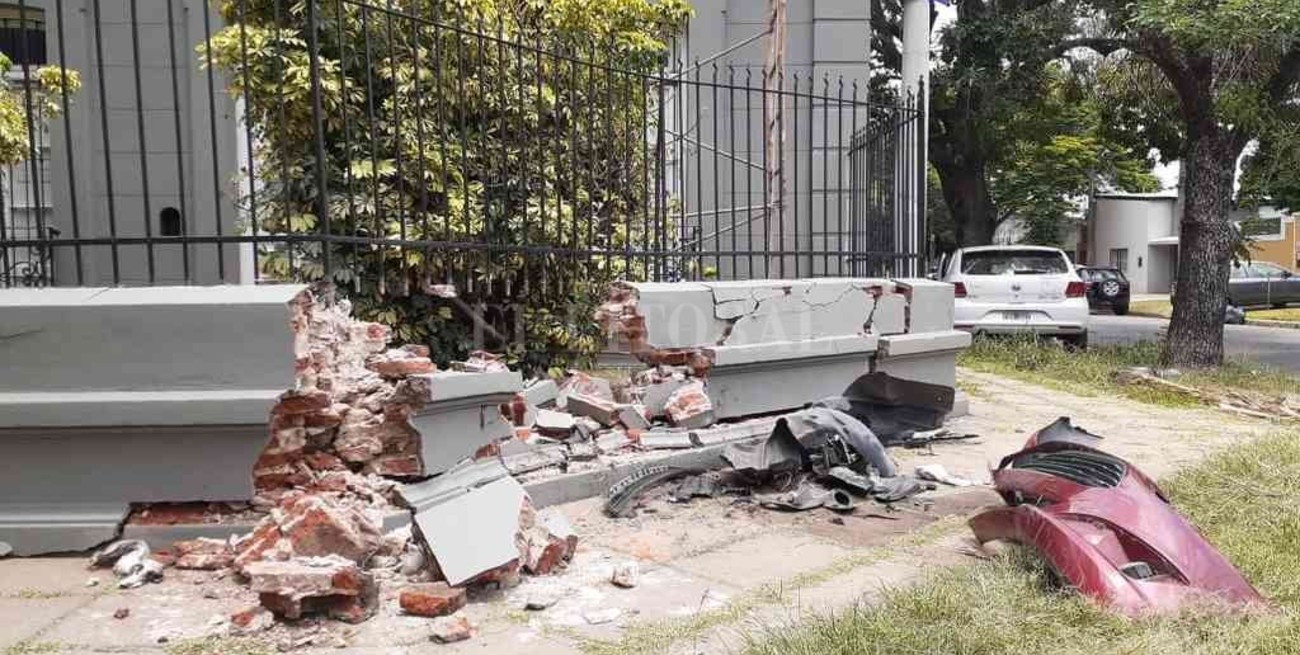 Impactante choque entre dos autos en barrio Sargento Cabral dejó dos heridos