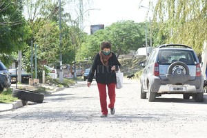 Flavio Raina PULGAR ARRIBA. Los vecinos de Chalet reconocen que en los últimos años fueron beneficiados con obras. Entre ellas: el mejorado de las calles y los cordones cuneta.