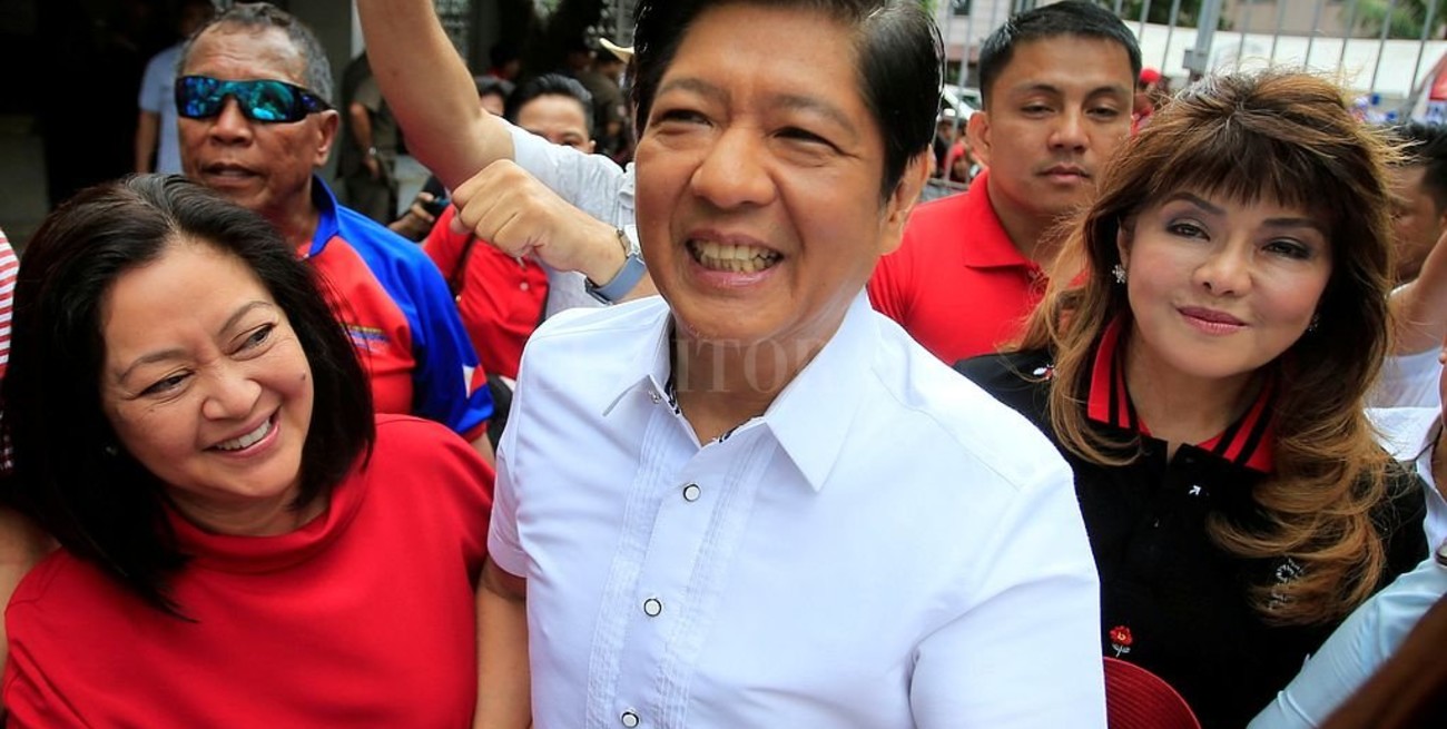 El hijo del exdictador Ferdinand Marcos se postula para la presidencia de Filipinas