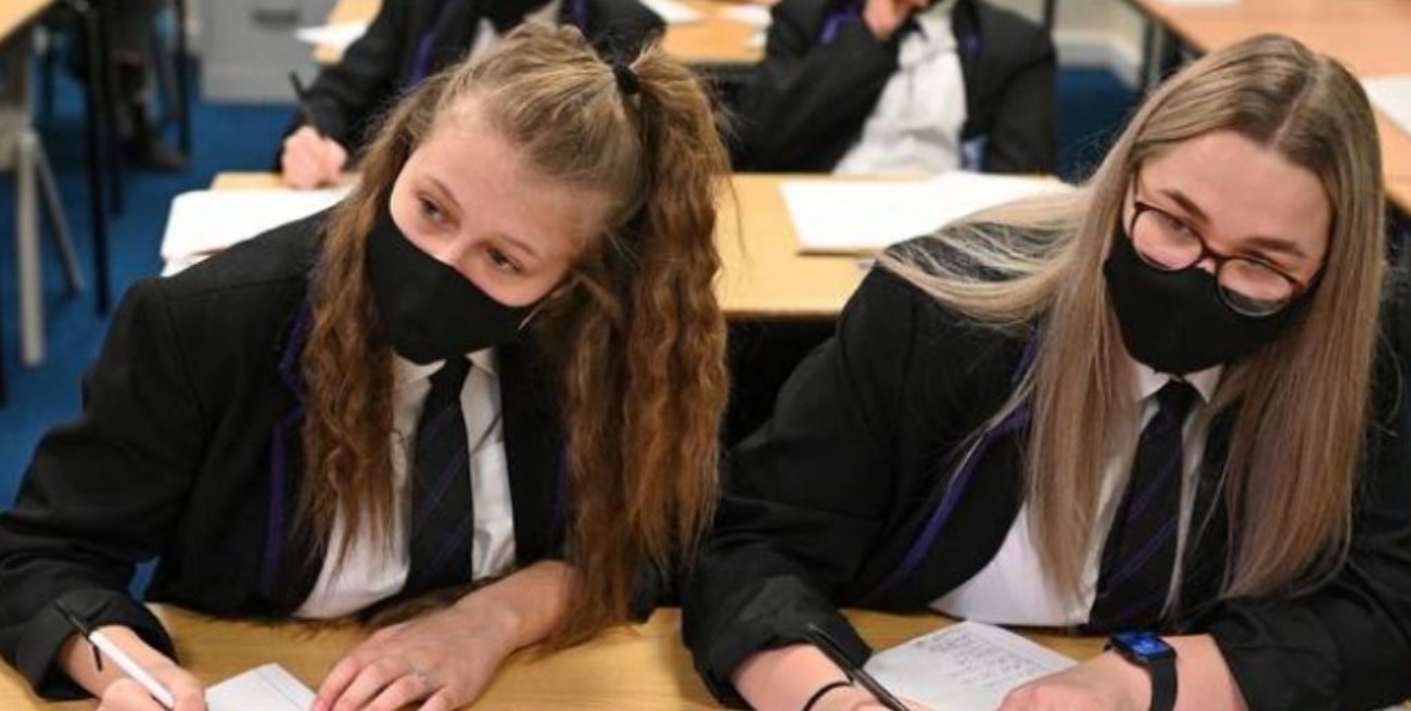 Reimpone el barbijo para los alumnos en las secundarias de Inglaterra