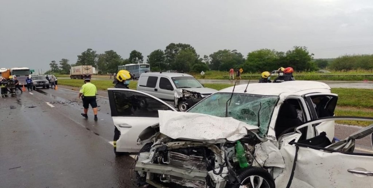 Accidente entre cuatro autos y un colectivo que trasladaba a integrantes de Los Monos  
