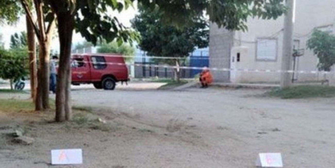 Un policía disparó a su exmujer y a su hija y ambas se encuentran en grave estado