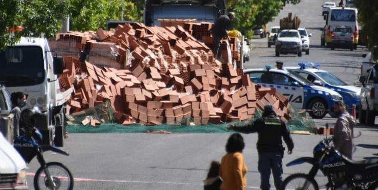 Espectacular vuelco sin heridos en Neuquén: miles de ladrillos huecos interrumpieron el tránsito