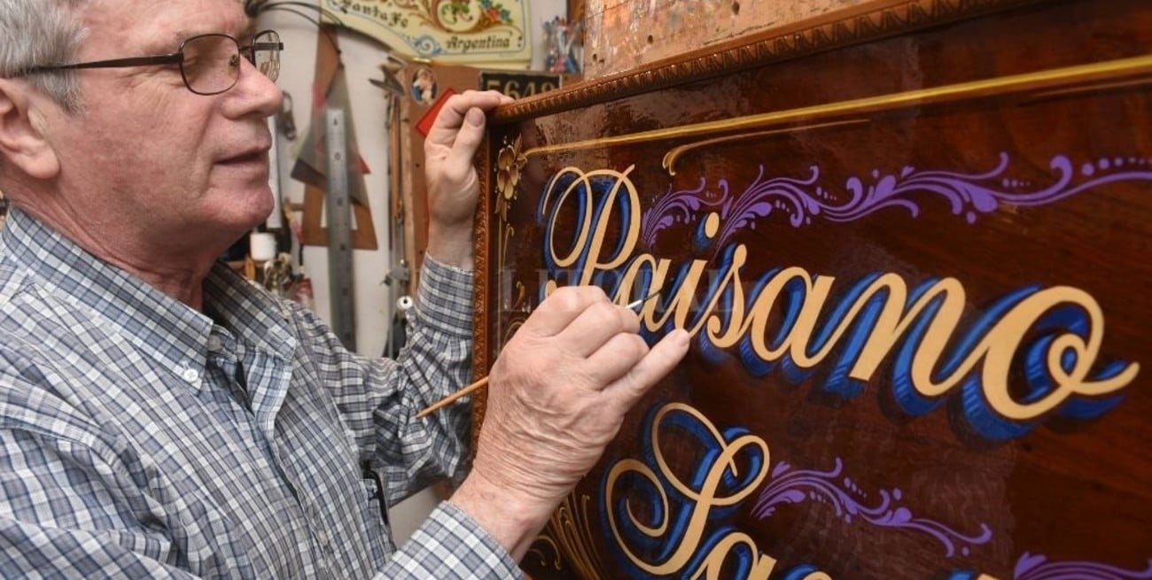 El fileteador "Peco" sumó su pincelada al homenaje al pianista Ariel Ramírez