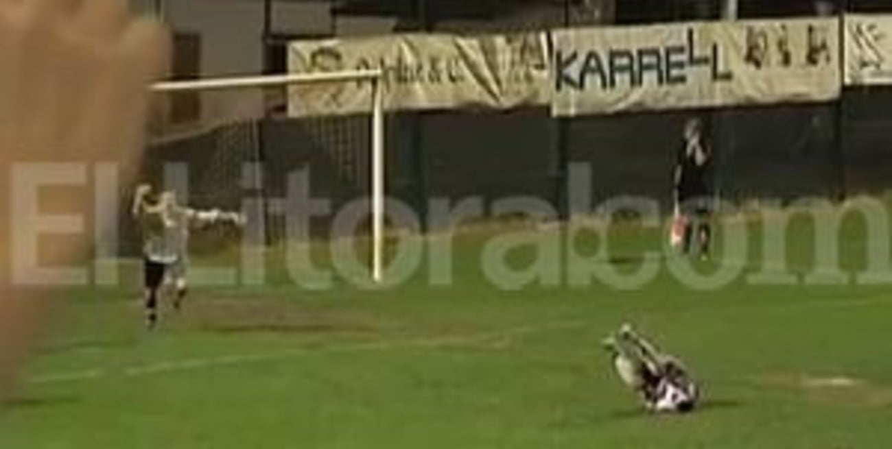 Insólito: penal, travesaño, festejo del arquero, pero...