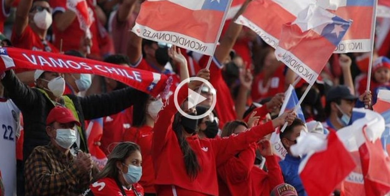 Los hinchas chilenos en Calama abuchearon el himno argentino y a "Dibu" Martínez 