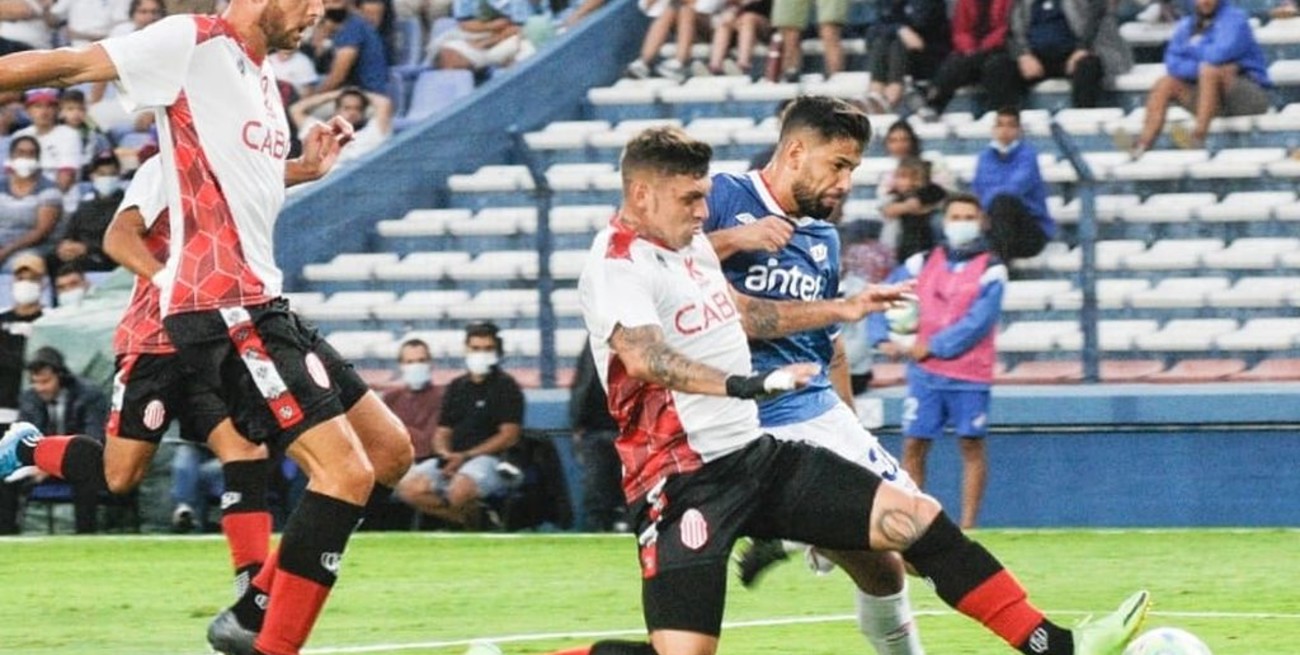 Barracas Central derrotó sobre la hora a Nacional en Montevideo