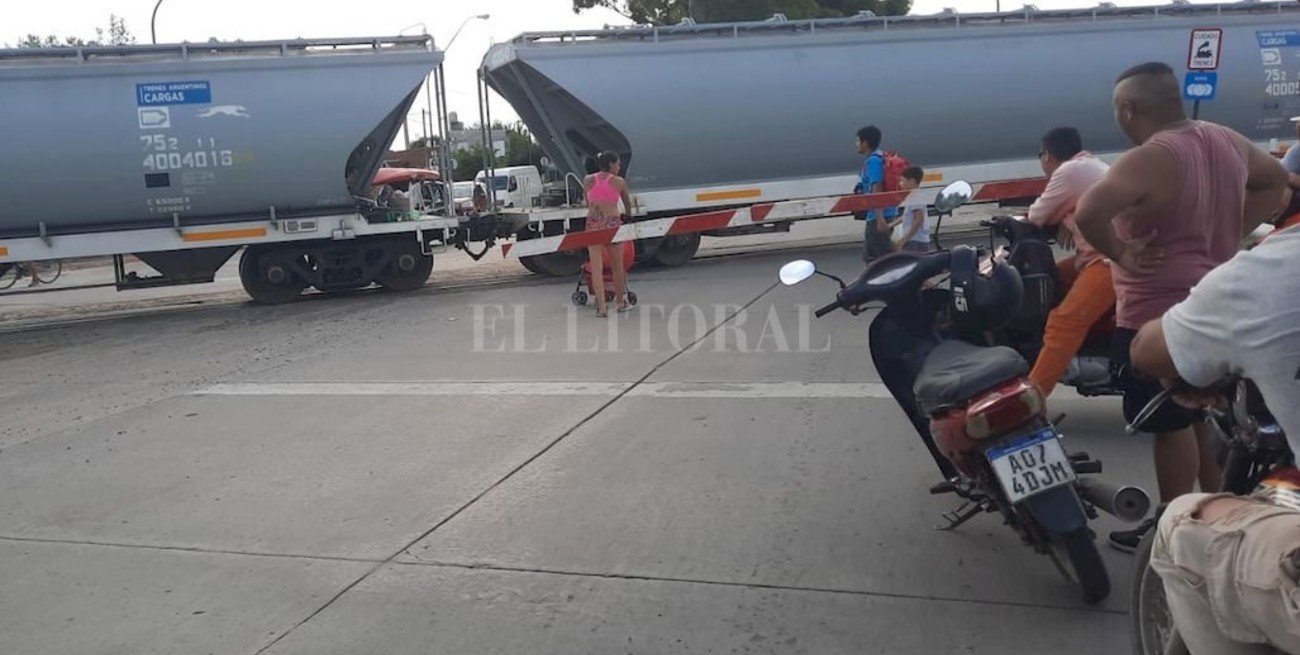 Tiraron un tronco sobre las vías y descarriló una formación del tren en barrio Los Cipreses