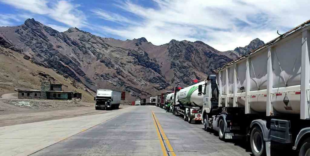 Cruzan hacia Chile los más de 3.000 camiones que estaban varados en la cordillera mendocina