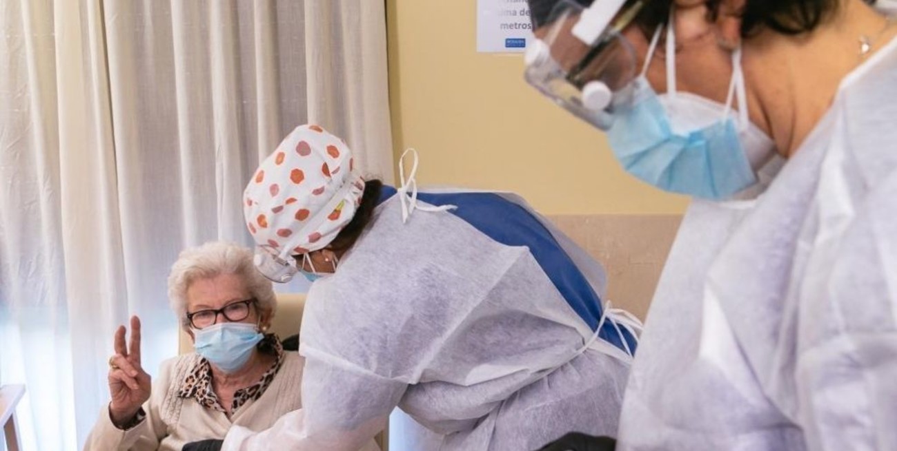  En Grecia son multados los mayores de 60 años que no estén vacunados 