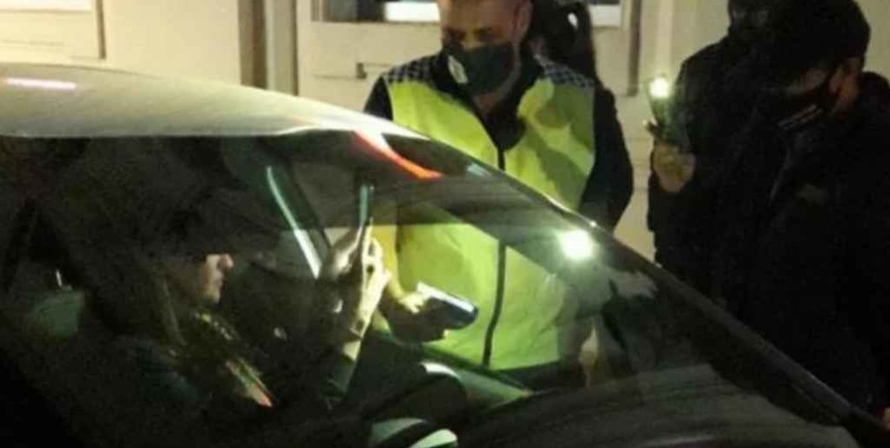 Hizo mal 10 veces el test de alcoholemia y se atrincheró en el auto