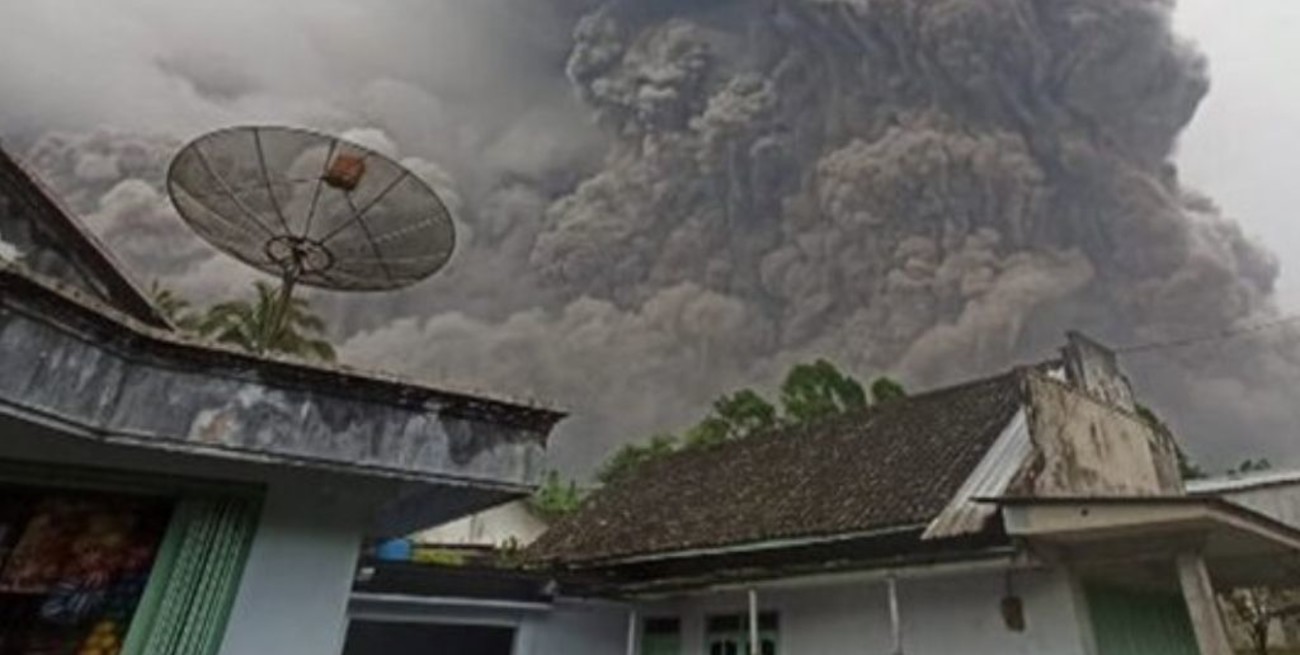 Erupción del volcán Semeru en Indonesia deja al menos 13 muertos