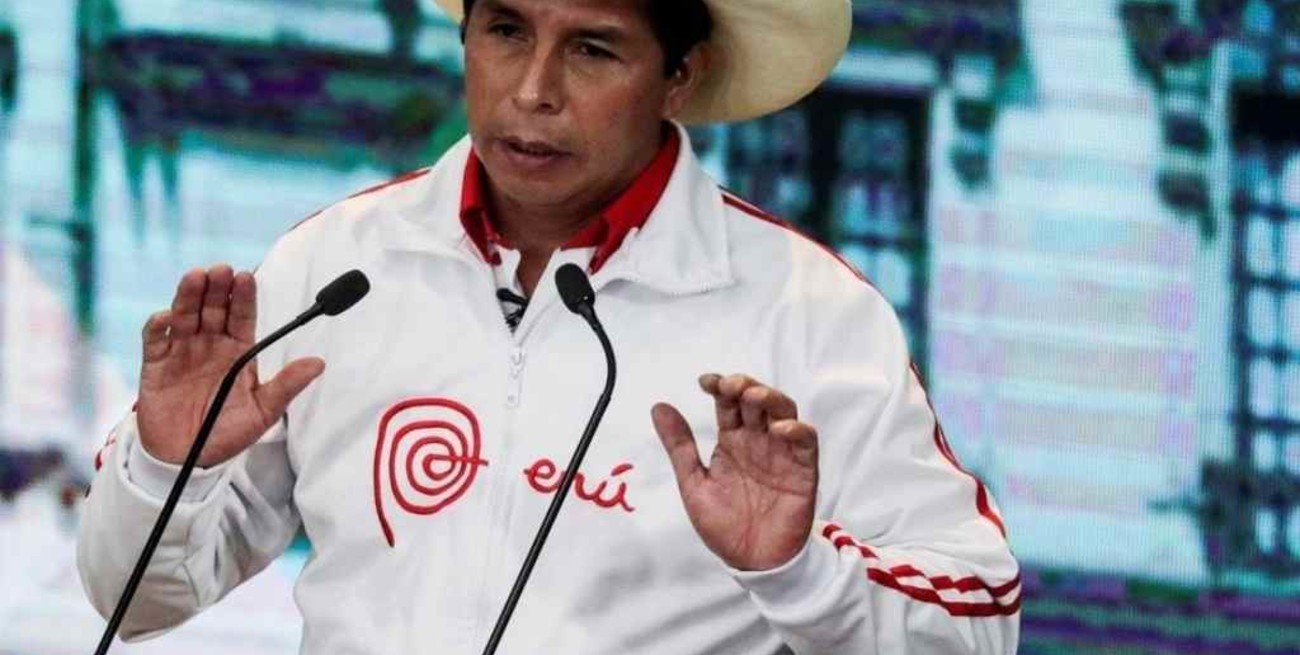 La oposición cuenta los votos en el Congreso de Perú, en su intento por destituir a Castillo 