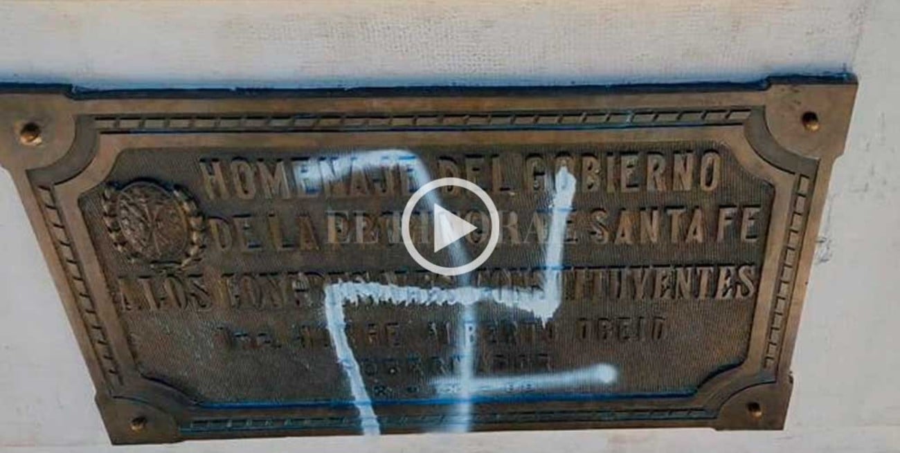 Una esvástica en la Plaza de Mayo de Santa Fe