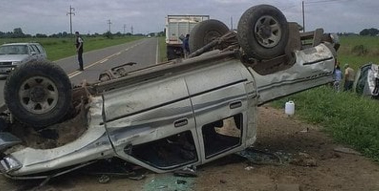 Choque y vuelco de camionetas en la ruta 6