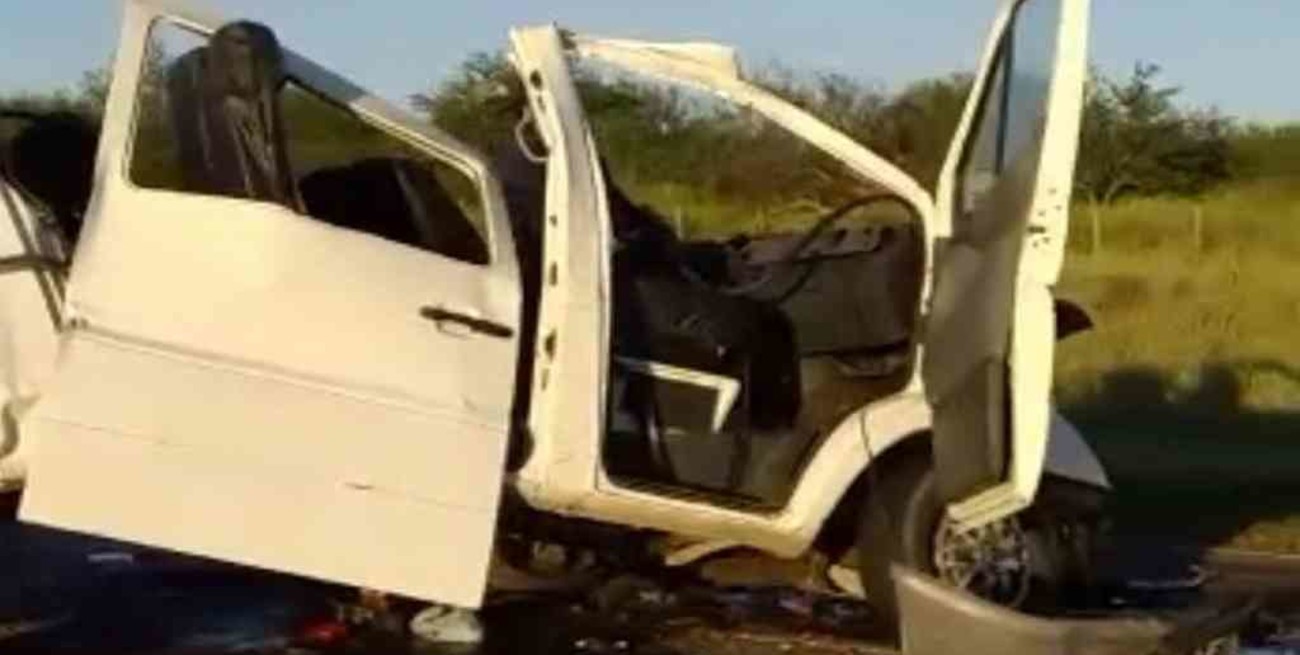 Accidente fatal en La Pampa: dos muertos al colisionar una combi contra un camión