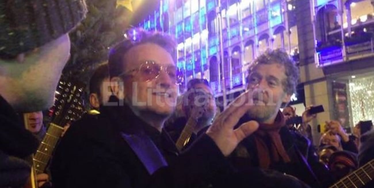 Bono salió a las calles de Dublin a cantar villancicos con la gente