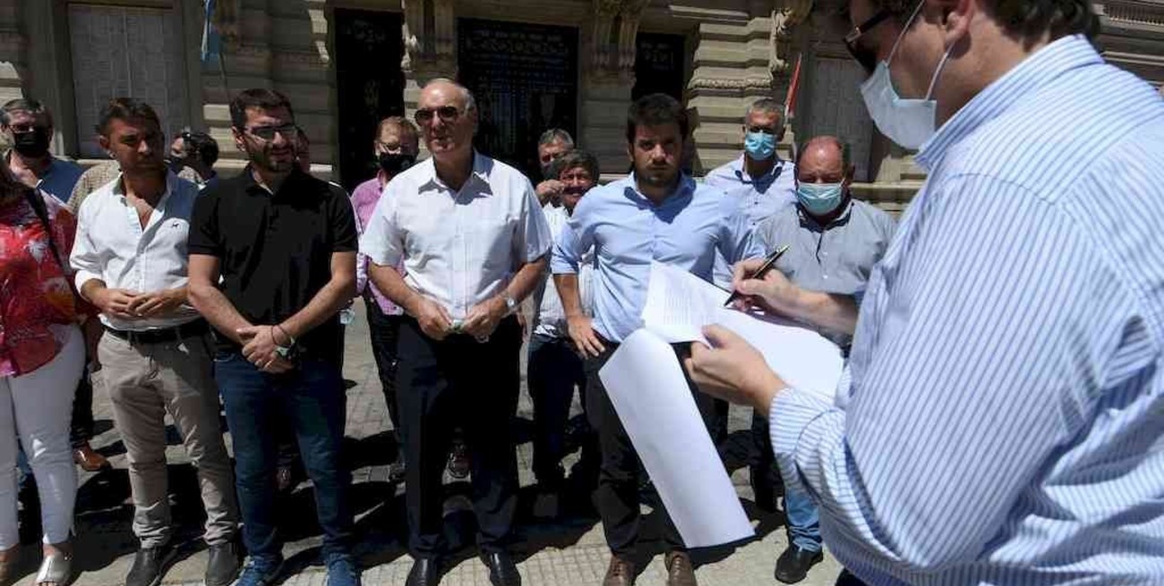 Intendentes opositores en masiva entrega de petitorio "contra la discriminación"