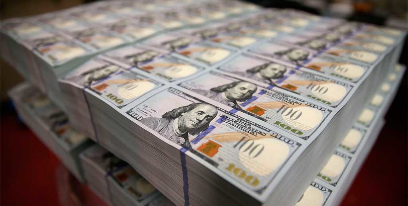 El dólar "blue" se vendía a 210 pesos, otro récord de fin de año