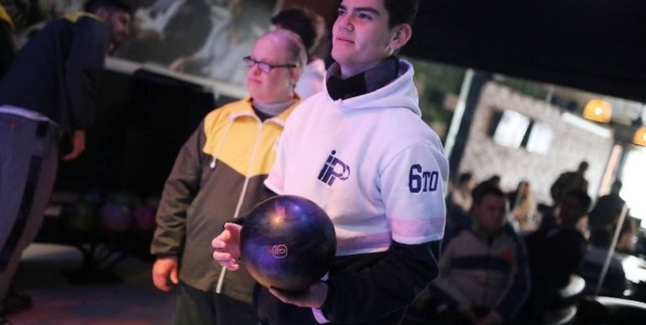 Se realizó un bowling inclusivo entre alumnos de la Escuela 2111 y Lourdes