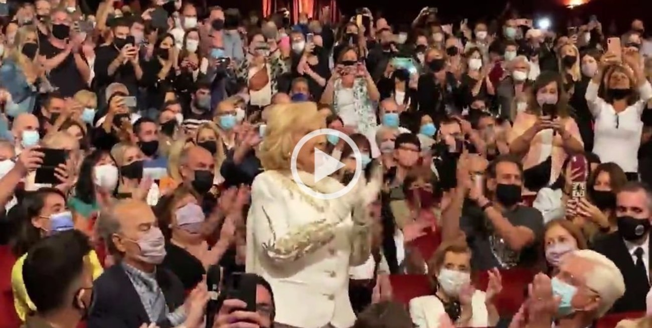 Mirtha Legrand fue al teatro a ver a Suar y Peretti y fue ovacionada por el público