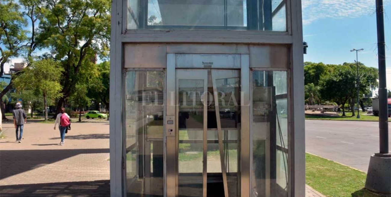 Calamitoso estado del ascensor del puente peatonal sobre Av. 27 de Febrero
