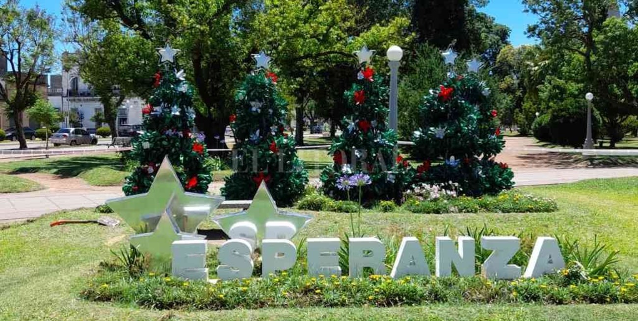 Decoración sustentable: parque y plazas de Esperanza comienzan a vestirse por la navidad