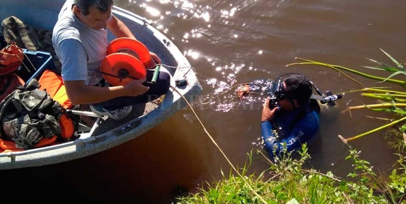 Buscan a un niño que cayó al agua en Arroyo Leyes