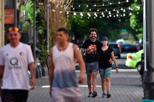 Pablo Aguirre RESISTIR. Luego de casi dos años de pandemia, la actividad comercial de calle San Martín y sus alrededores buscar resurgir. El 2020 fue un año durísimo para el sector y recién este 2021 se nota un repunte en las ventas,