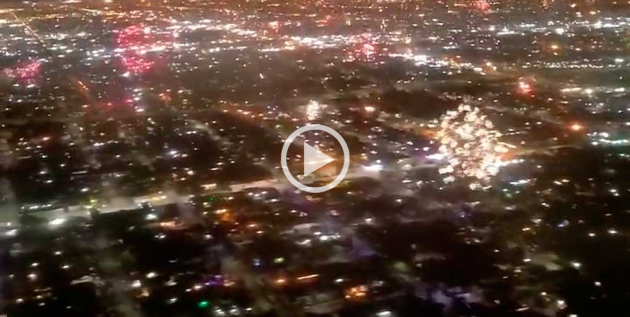 Video viral: el aterrizaje de un avión en el inicio de año en medio de fuegos artificiales