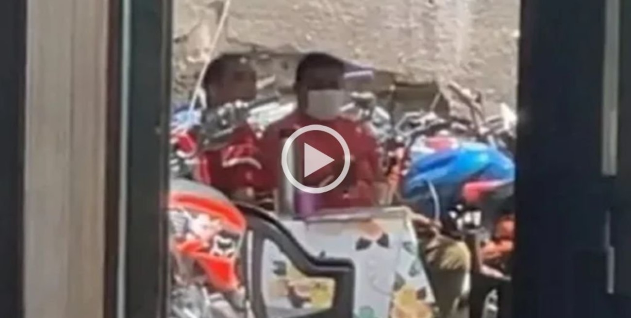 Removieron a personal policial por "tomar mate" con un efectivo detenido por intento de femicidio