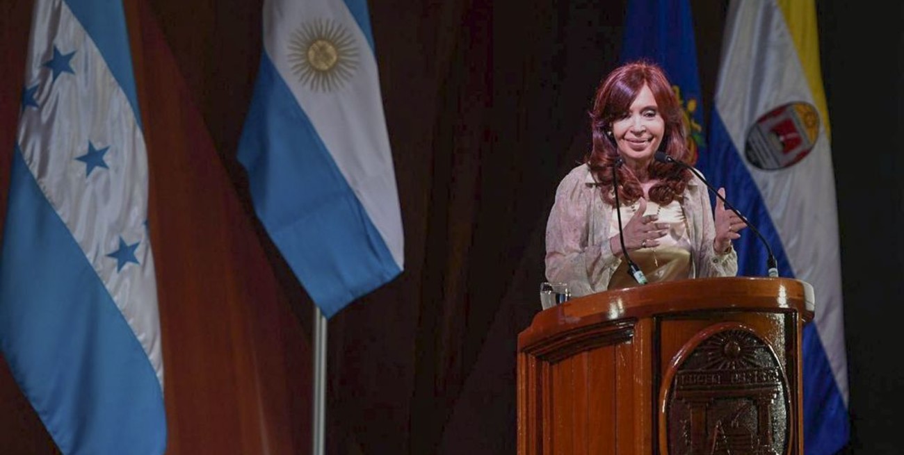 En plena negociación con el FMI, Cristina Kirchner criticó "las políticas de ajuste" de los organismos de crédito