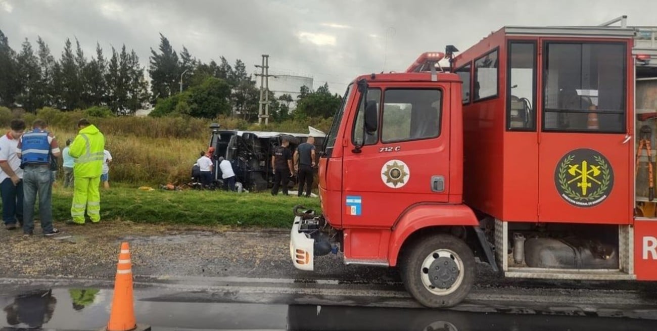 Fallecieron dos personas tras el vuelco de un colectivo sobre la autopista Santa Fe - Rosario