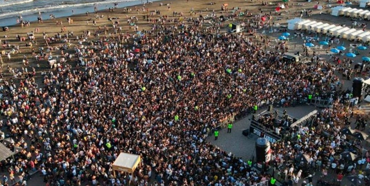 Una fiesta con miles de jóvenes sin barbijo en Pinamar 