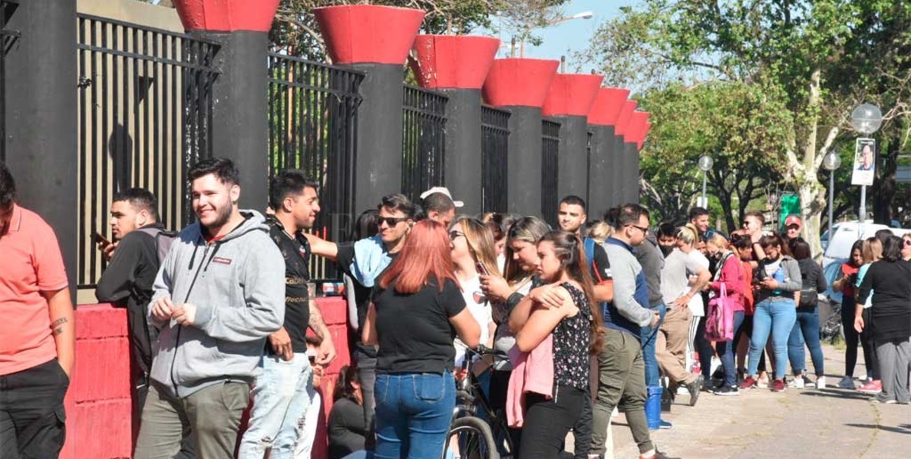 Locura, largas colas, enojos y 20.000 lugares habilitados