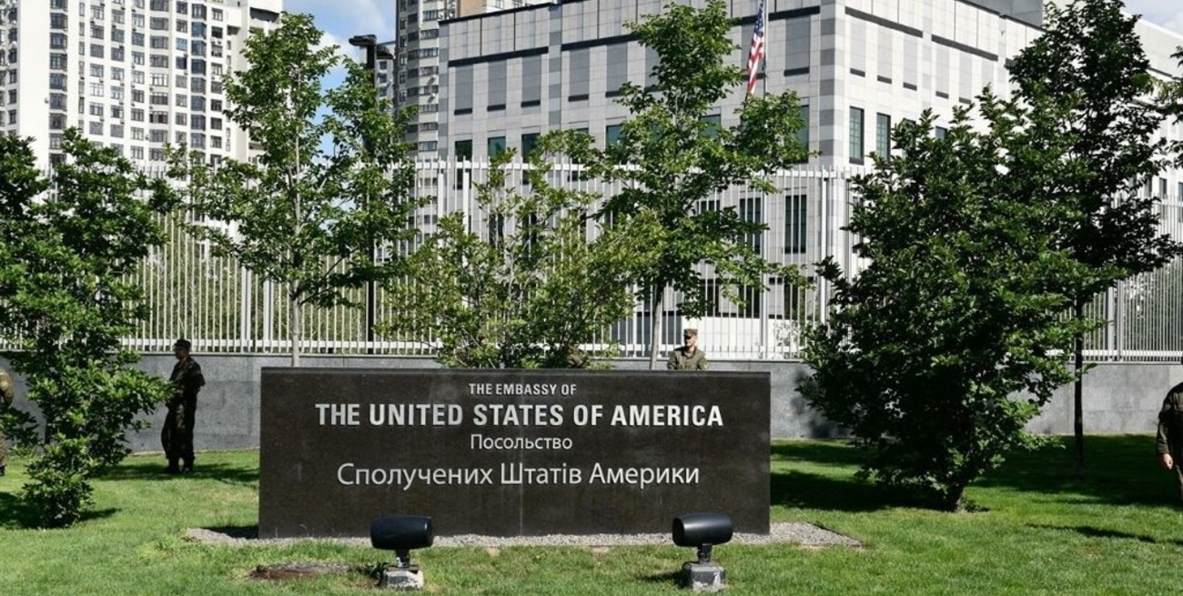 Estados Unidos busca evacuar al personal no esencial de su embajada en Ucrania