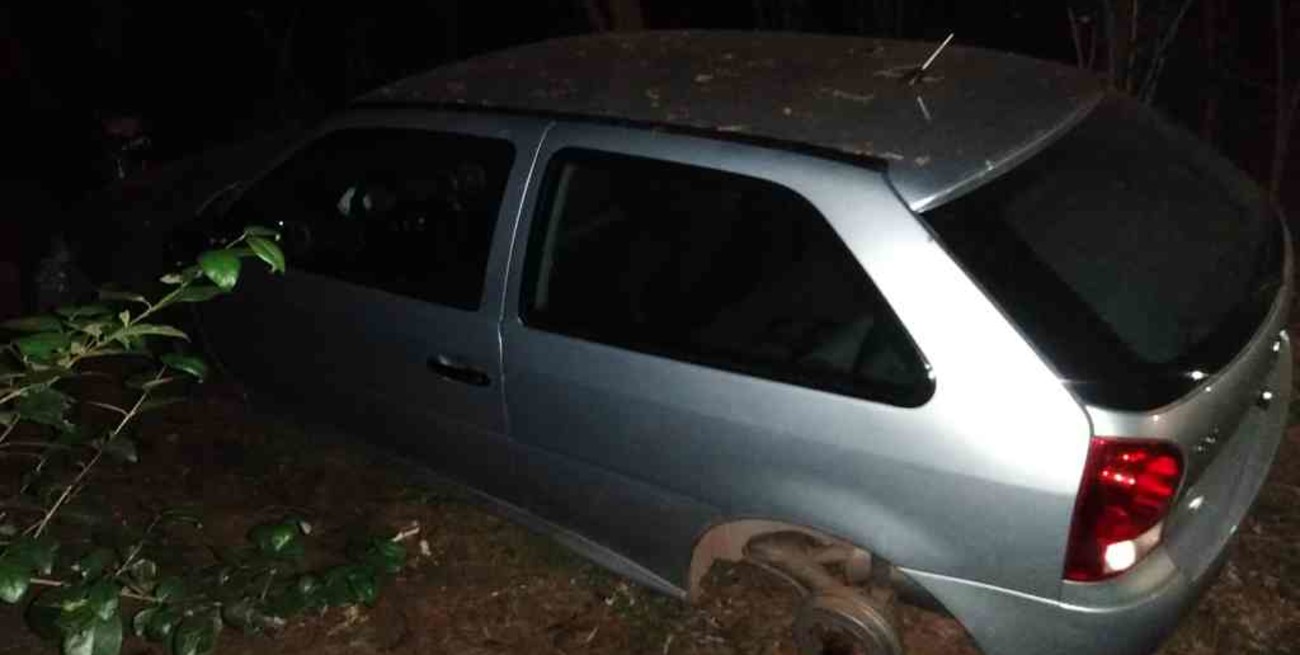Dejó el auto con las llaves puestas, se lo robaron y lo recuperó desarmado