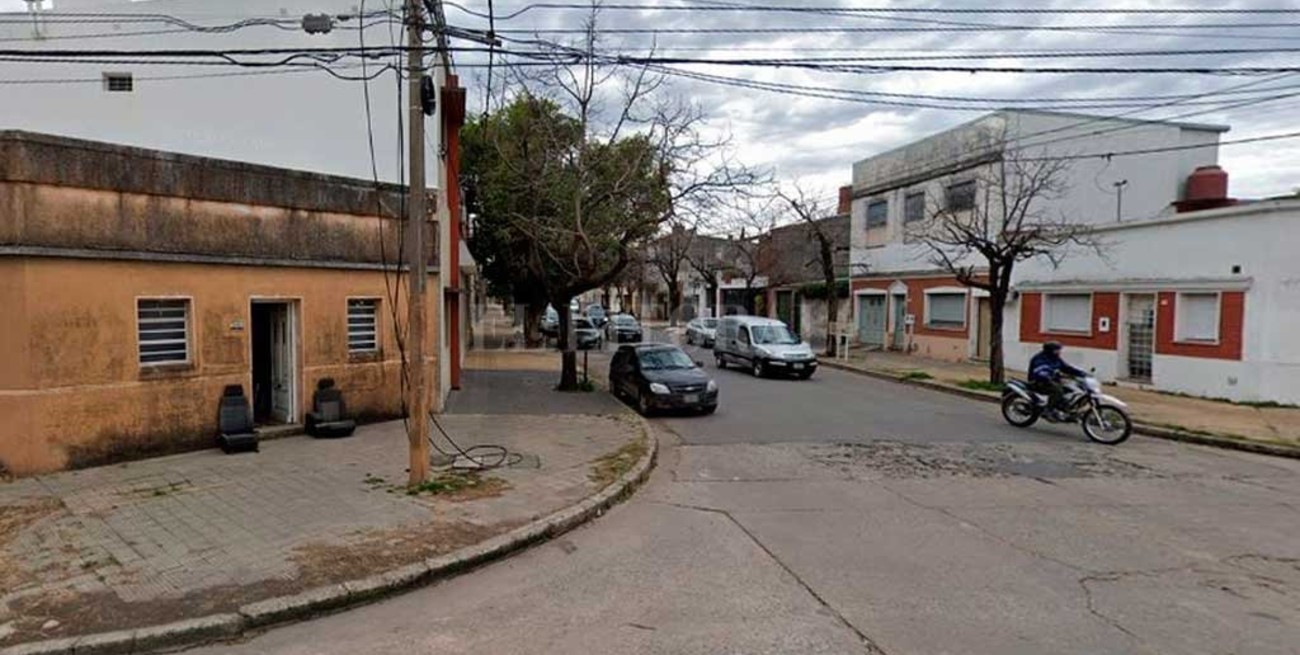 Pesadilla de un cadete: lo  balean y le roban la moto en barrio Roma