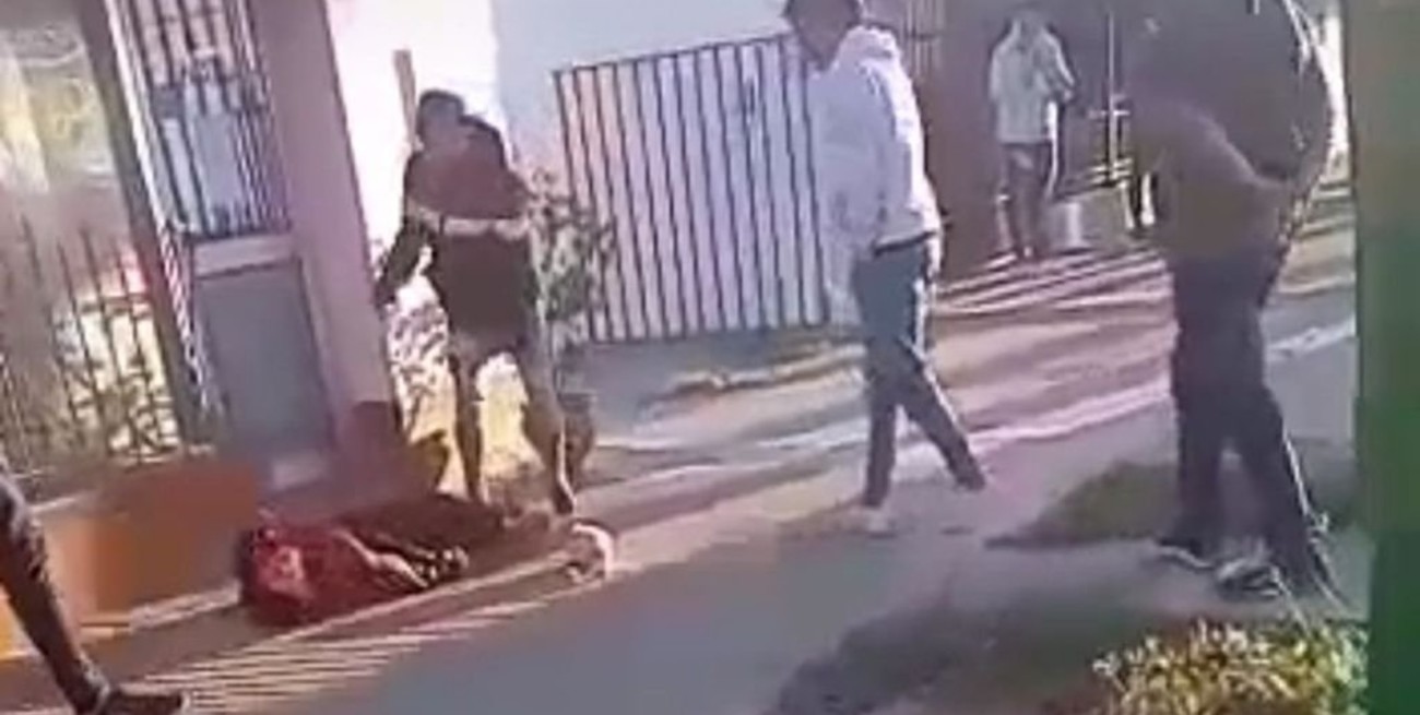 Video: un piedrazo "alevoso y traicionero" frente a una panadería de San Genaro