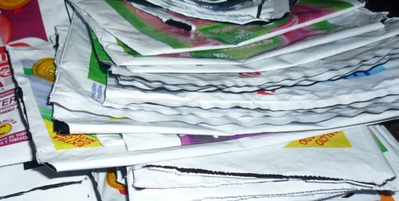 Se fabrican bolsas de dormir con sachets de leche o yogurt para personas en situación de calle