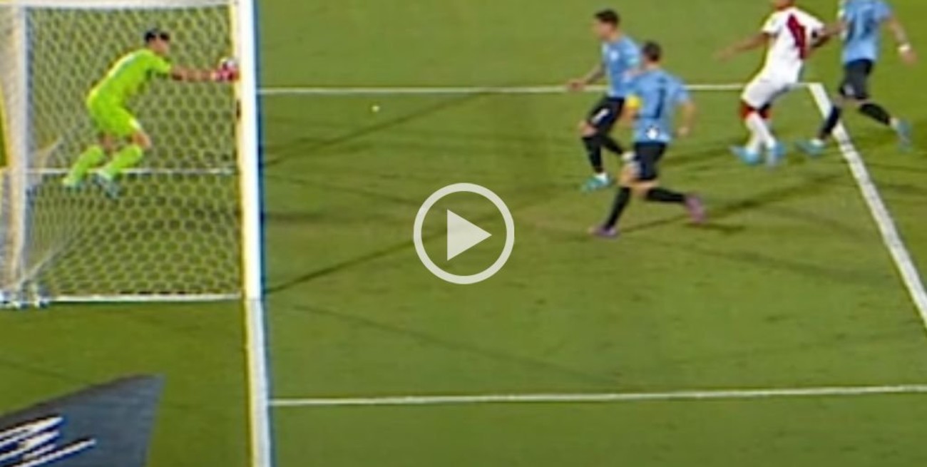 Video: así se chequeó en el VAR el gol anulado de Perú a Uruguay