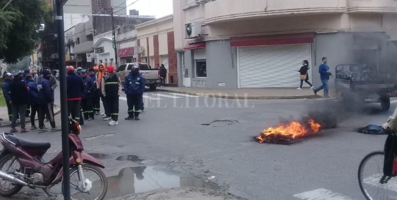 Caos en el tránsito frente a la Municipalidad de Santa Fe